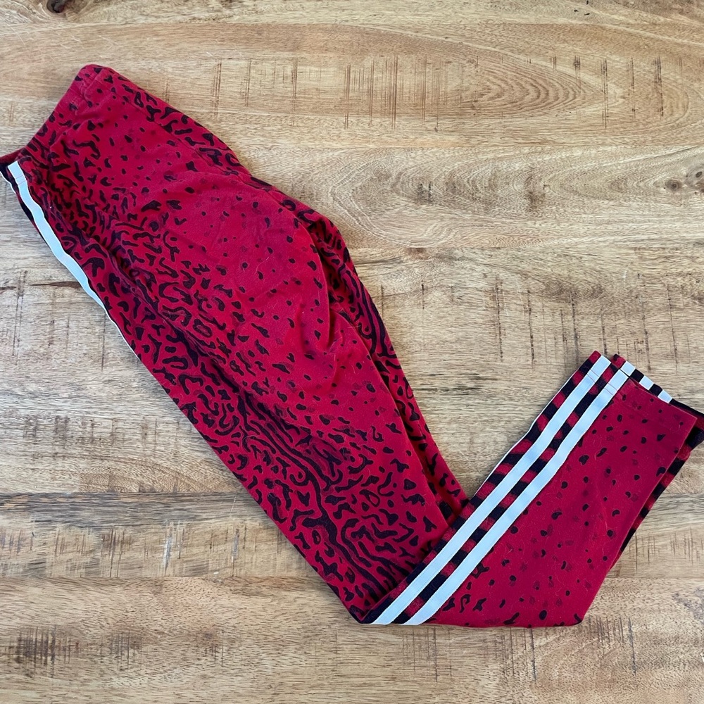 Adidas cotton leggings super soft and fun to wear. In great condition